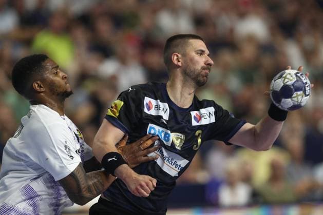 14.06.2025, xtgx, Handball, EHF Champions League Halbfinale 1, Füchse Berlin - HBC Nantes v.l. O Brian Nyateu (Nantes, 16), Fabian Wiede (Berlin, 3) Zweikampf, Duell, Kampf, tackle Koeln