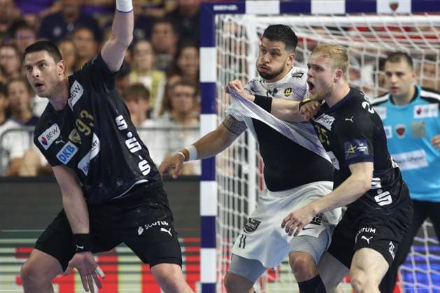 14.06.2025, xtgx, Handball, EHF Champions League Halbfinale 1, Füchse Berlin - HBC Nantes v.l. Mijajlo Marsenic (Berlin, 93), Nicolas Tournat (Nantes, 11), Matthes Langhoff (Berlin, 25) Zweikampf, Duell, Kampf, tackle Koeln