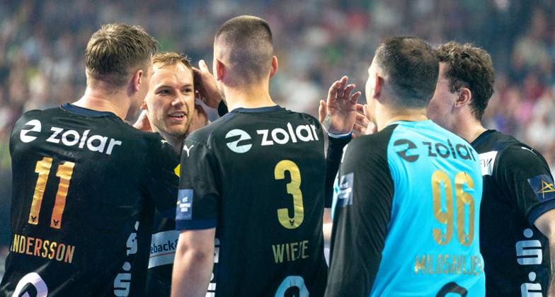 14.06.2025, Handball, Herren, Truckscout 24 EHF Final4 2024, Champions League, Final Four 2024, EHF, Halbfinale, HBC Nantes - Füchse Berlin, Mitspieler Lasse Bredekjaer Andersson (Füchse Berlin, li.), Dejan Milosavljev (Füchse Berlin, 2.v.re.) und Fabian Wiede (Füchse Berlin, 3.v.re.) trösten Mathias Gidsel (Füchse Berlin, 2.v.li.) nach der roten Karte. Köln Lanxess Arena Nordrhein-Westfalen Deutschland