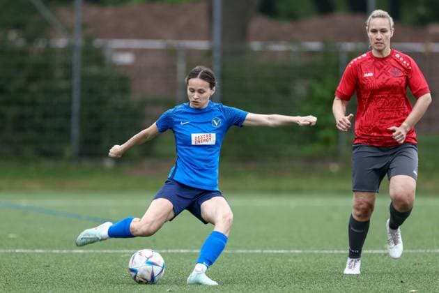 Elma Tanudjaja (SC Victoria Hamburg, 15) am Ball, Einzelbild, Ganzkörper, Aktion, Action, Spielszene, 15.06.2025, Bremen (Deutschland), Fussball, Aufstiegsrunde Regionalliga Nord Frauen, FC Union 60 - SC Victoria Hamburg