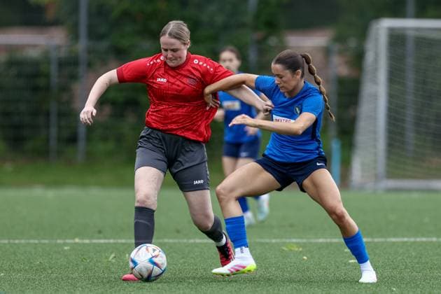 v.li.: Marei Meyer (FC Union 60 Bremen, 18) und Finja Paape (SC Victoria Hamburg, 17) im Zweikampf, Duell, Dynamik, Aktion, Action, Spielszene, 15.06.2025, Bremen (Deutschland), Fussball, Aufstiegsrunde Regionalliga Nord Frauen, FC Union 60 - SC Victoria Hamburg
