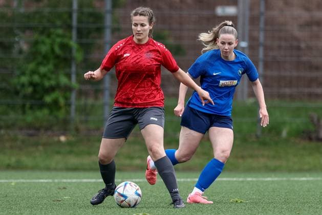 v.li.: Nele Düll (FC Union 60 Bremen, 19) und Jara Schofeld (SC Victoria Hamburg, 18) im Zweikampf, Duell, Dynamik, Aktion, Action, Spielszene, 15.06.2025, Bremen (Deutschland), Fussball, Aufstiegsrunde Regionalliga Nord Frauen, FC Union 60 - SC Victoria Hamburg