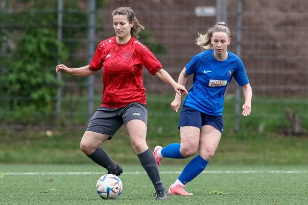 v.li.: Nele Düll (FC Union 60 Bremen, 19) und Jara Schofeld (SC Victoria Hamburg, 18) im Zweikampf, Duell, Dynamik, Aktion, Action, Spielszene, 15.06.2025, Bremen (Deutschland), Fussball, Aufstiegsrunde Regionalliga Nord Frauen, FC Union 60 - SC Victoria Hamburg