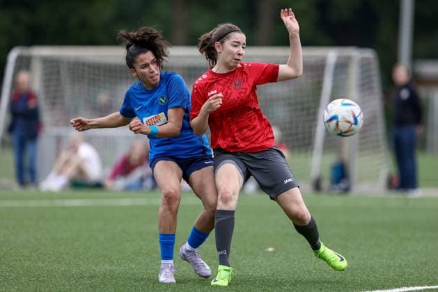 Sport Bilder des Tages v.li.: Irem Üstün (SC Victoria Hamburg, 32) und Jette Wille (FC Union 60 Bremen, 3) im Zweikampf, Duell, Dynamik, Aktion, Action, Spielszene, 15.06.2025, Bremen (Deutschland), Fussball, Aufstiegsrunde Regionalliga Nord Frauen, FC Union 60 - SC Victoria Hamburg