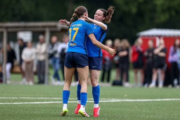 v.li.: Finja Paape (SC Victoria Hamburg, 17) und Celine Witt (SC Victoria Hamburg, 9) mit Torjubel, Jubel, jubeln, jubelt, optimistisch, Spielszene, Highlight, Freude über das Tor zum 0:3, 15.06.2025, Bremen (Deutschland), Fussball, Aufstiegsrunde Regionalliga Nord Frauen, FC Union 60 - SC Victoria Hamburg