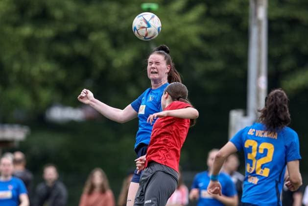 v.li.: Jana Bothmann (SC Victoria Hamburg, 36) und Jule Oelerich (FC Union 60 Bremen, 7) im Kopfballduell, Kopfball, Zweikampf, Action, Aktion, Spielszene, 15.06.2025, Bremen (Deutschland), Fussball, Aufstiegsrunde Regionalliga Nord Frauen, FC Union 60 - SC Victoria Hamburg