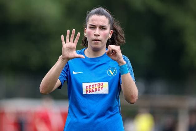 Torschützin Irem Üstün (SC Victoria Hamburg, 32) mit Torjubel, Jubel, jubeln, jubelt, optimistisch, Spielszene, Highlight, Freude über das Tor zum 0:5, 15.06.2025, Bremen (Deutschland), Fussball, Aufstiegsrunde Regionalliga Nord Frauen, FC Union 60 - SC Victoria Hamburg
