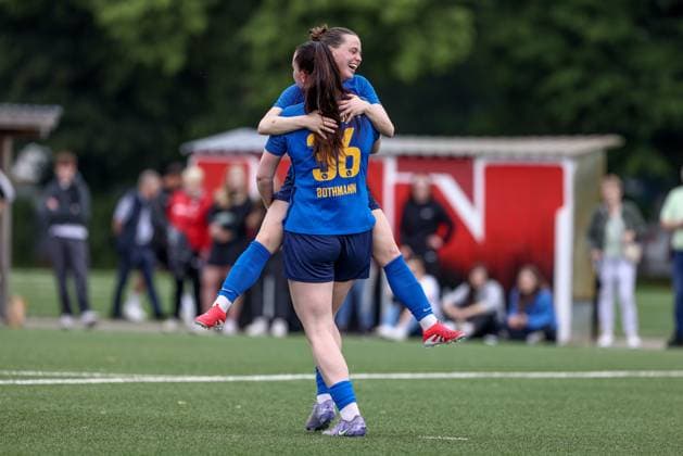 v.li.: Torschützin Jana Bothmann (SC Victoria Hamburg, 36) und Celine Witt (SC Victoria Hamburg, 9) mit Torjubel, Jubel, jubeln, jubelt, optimistisch, Spielszene, Highlight, Freude über das Tor zum 0:6, 15.06.2025, Bremen (Deutschland), Fussball, Aufstiegsrunde Regionalliga Nord Frauen, FC Union 60 - SC Victoria Hamburg