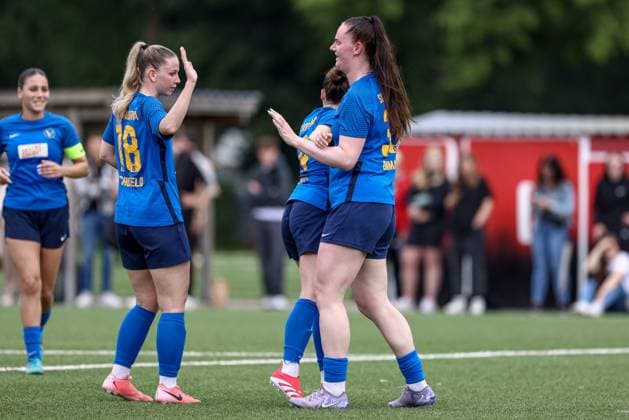 v.li.: Jara Schofeld (SC Victoria Hamburg, 18) und Torschützin Jana Bothmann (SC Victoria Hamburg, 36) mit Torjubel, Jubel, jubeln, jubelt, optimistisch, Spielszene, Highlight, Freude über das Tor zum 0:6, 15.06.2025, Bremen (Deutschland), Fussball, Aufstiegsrunde Regionalliga Nord Frauen, FC Union 60 - SC Victoria Hamburg
