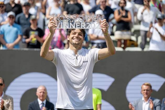 Jubel und Freude beim diesjährigen Sieger der Boss Open 2025, Taylor Fritz (USA). xettx, Deutschland, Stuttgart, 15.06.2025, Tennis, Boss Open, 2025, Finale, A. Zverev (GER) - T. Fritz (USA), TC Weissenhof, Center Court