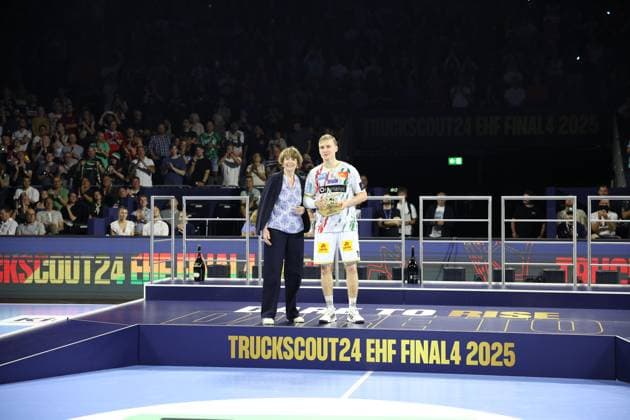v.l. Oberbuergermeisterin von Koeln H. Reeker, Gisli Kristjansson (SC Magdeburg 10) Wertvollster Spieler MVP SC Magdeburg vs. Fuechse Berlin , Handball, Finale, TruckScout24 EHF FINAL4, EHF Champions League Men, Spielzeit 2024 2025, 15.06.2025 SC Magdeburg vs. Fuechse Berlin , Handball, Finale, TruckScout24 EHF FINAL4, EHF Champions League Men, Spielzeit 2024 2025, 15.06.2025 Koeln Copyright: xEibner-Pressefoto ThomasxStoeckerx EP_TSR