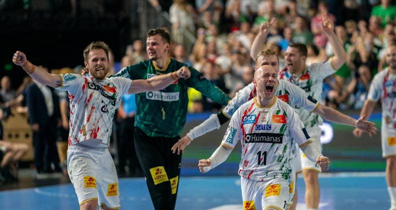 15.06.2025, Handball, Herren, Truckscout 25 EHF Final4 2025, Champions League, Final Four 2024, EHF, Finale, Füchse Berlin - SC Magdeburg, Die Magdeburger Handballer jubeln nach dem Schlusspfiff über den Sieg. Albin Lagergren (SC Magdeburg, li.), Sergey Hernandez Ferrer (SC Magdeburg, 2.v.li.), Daniel Pettersson (SC Magdeburg, re.) Köln Lanxess Arena Nordrhein-Westfalen Deutschland