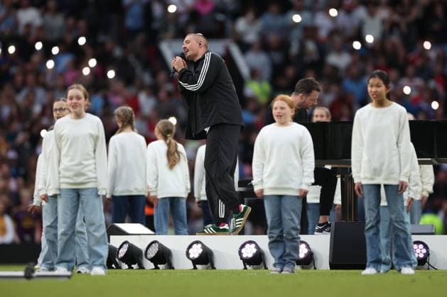 Dermot Kennedy performs during half time. England XI v World XI, Soccer Aid for Unicef 2025, Football, Old Trafford, Manchester, UK - 15 Jun 2025 EDITORIAL USE ONLY No use with unauthorised audio, video, data, fixture lists, club league logos or live services. Online in-match use limited to 120 images, no video emulation. No use in betting, games or single club league player publications. Copyright: xRyanxBrowne Shutterstockx 15352333cl