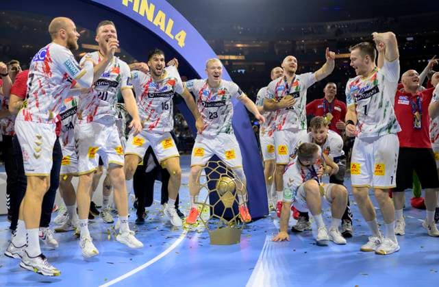 Schlussjubel MD, die Spieler tanzen um den Pokal, v.l. Tim HORNKE (MD), Philipp WEBER (MD), Antonio SERRADILLA CUENCA (MD), Magnus SAUGSTRUP (MD) , Christian OÂ SULLIVAN (MD), Felix CLAAR (MD) Handball Champions League Final Four 2025, Finale, Fuechse Berlin (B) - SC Magdeburg (MD) 26:32, am 15.06.2025 in Koeln Deutschland. Â