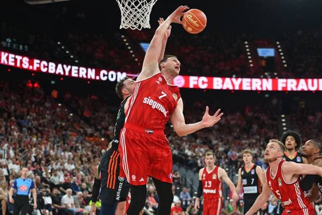Johannes VOIGTMANN (FCB), Aktion,Zweikampf gegen Philipp HERKENHOFF (Ulm). Basketball BBL,Saison 2024 2025 1.Finale, FC Bayern Muenchen-Ratiopharm Ulm 82-66 am 15.06.2025, S A P G A R D EN