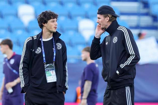 Merlin Roehl (Germany) und Nick Woltemade (Germany) unterhalten sich, UEFA European Under-21 Championship 2025 Group Stage, England v Germany, Nitra Stadium am 18. June 2025 in Neutra, Slowakei. (Foto von Marco Steinbrenner DeFodi Images) Merlin Roehl (Germany) und Nick Woltemade (Germany) talk together, UEFA European Under-21 Championship 2025 Group Stage, England v Germany, Nitra Stadium, June 18, 2025 in Nitra, Slovakia. (Photo by Marco Steinbrenner DeFodi Images)