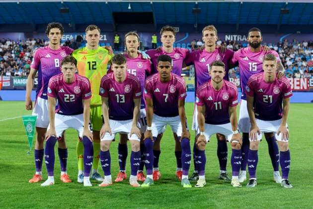 Die deutschen Spieler stellen sich zum Mannschaftsfoto auf, UEFA European Under-21 Championship 2025 Group Stage, England v Germany, Nitra Stadium am 18. June 2025 in Neutra, Slowakei. (Foto von Marco Steinbrenner DeFodi Images) The German Players pose for a team photo, UEFA European Under-21 Championship 2025 Group Stage, England v Germany, Nitra Stadium, June 18, 2025 in Nitra, Slovakia. (Photo by Marco Steinbrenner DeFodi Images)
