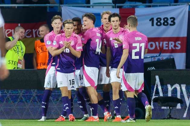 Ansgar Knauff (Germany) bejubelt seinen Treffer mit den Teamkollegen, UEFA European Under-21 Championship 2025 Group Stage, England v Germany, Nitra Stadium am 18. June 2025 in Neutra, Slowakei. (Foto von Marco Steinbrenner DeFodi Images) Ansgar Knauff (Germany) celebrates his goal with teammates, UEFA European Under-21 Championship 2025 Group Stage, England v Germany, Nitra Stadium, June 18, 2025 in Nitra, Slovakia. (Photo by Marco Steinbrenner DeFodi Images)