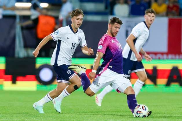 Jack Hinshelwood (England) und Jan Thielmann (Germany) kaempfen um den Ball, UEFA European Under-21 Championship 2025 Group Stage, England v Germany, Nitra Stadium am 18. June 2025 in Neutra, Slowakei. (Foto von Marco Steinbrenner DeFodi Images) Jack Hinshelwood (England) und Jan Thielmann (Germany) battle for the ball, UEFA European Under-21 Championship 2025 Group Stage, England v Germany, Nitra Stadium, June 18, 2025 in Nitra, Slovakia. (Photo by Marco Steinbrenner DeFodi Images)