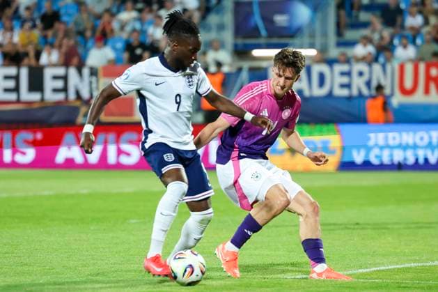 Jonathan Rowe (England) und Tim Oermann (Germany) kaempfen um den Ball, UEFA European Under-21 Championship 2025 Group Stage, England v Germany, Nitra Stadium am 18. June 2025 in Neutra, Slowakei. (Foto von Marco Steinbrenner DeFodi Images) Jonathan Rowe (England) und Tim Oermann (Germany) battle for the ball, UEFA European Under-21 Championship 2025 Group Stage, England v Germany, Nitra Stadium, June 18, 2025 in Nitra, Slovakia. (Photo by Marco Steinbrenner DeFodi Images)