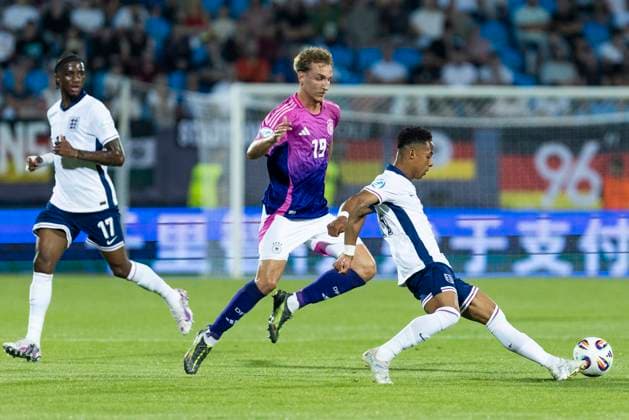 UEFA U21, U 21 Europameisterschaft: Deutschland - England; 18.06.2025 Nelson Weiper (Deutschland, 19), Samuel Iling-Junior (England, 17), Omari Hutchinson (England, 11) bei der UEFA U21-Europameisterschaft im Spiel Deutschland - England, am 18.06.2025, Stadion pod Zoborom, Nitra, Slowakei Copyright: xBEAUTIFULxSPORTS Meuselx