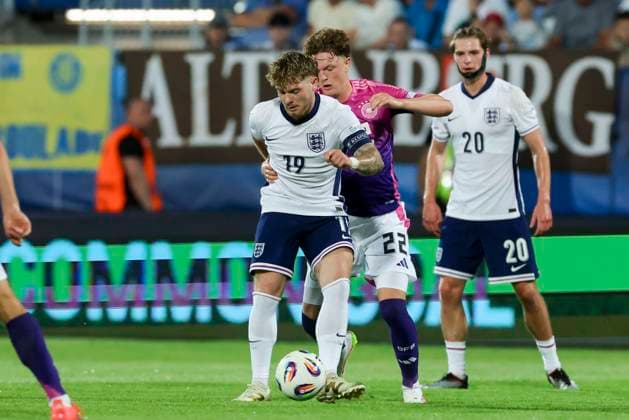 Harvey Elliott (England) und Paul Wanner (Germany) kaempfen um den Ball, UEFA European Under-21 Championship 2025 Group Stage, England v Germany, Nitra Stadium am 18. June 2025 in Neutra, Slowakei. (Foto von Marco Steinbrenner DeFodi Images) Harvey Elliott (England) und Paul Wanner (Germany) battle for the ball, UEFA European Under-21 Championship 2025 Group Stage, England v Germany, Nitra Stadium, June 18, 2025 in Nitra, Slovakia. (Photo by Marco Steinbrenner DeFodi Images)