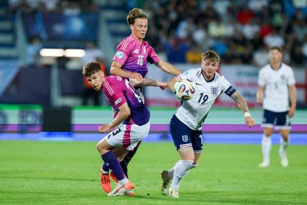 Lukas Ullrich (Germany), Caspar Jander (Germany) und Harvey Elliott (England) kaempfen um den Ball, UEFA European Under-21 Championship 2025 Group Stage, England v Germany, Nitra Stadium am 18. June 2025 in Neutra, Slowakei. (Foto von Marco Steinbrenner DeFodi Images) Lukas Ullrich (Germany), Caspar Jander (Germany) und Harvey Elliott (England) battle for the ball, UEFA European Under-21 Championship 2025 Group Stage, England v Germany, Nitra Stadium, June 18, 2025 in Nitra, Slovakia. (Photo by Marco Steinbrenner DeFodi Images)