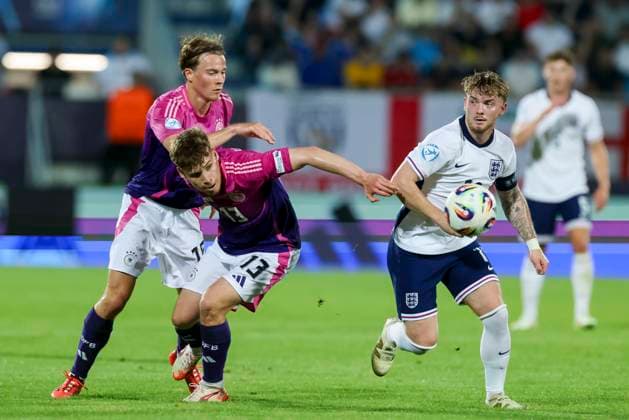 Caspar Jander (Germany), Lukas Ullrich (Germany) und Harvey Elliott (England) kaempfen um den Ball, UEFA European Under-21 Championship 2025 Group Stage, England v Germany, Nitra Stadium am 18. June 2025 in Neutra, Slowakei. (Foto von Marco Steinbrenner DeFodi Images) Caspar Jander (Germany), Lukas Ullrich (Germany) und Harvey Elliott (England) battle for the ball, UEFA European Under-21 Championship 2025 Group Stage, England v Germany, Nitra Stadium, June 18, 2025 in Nitra, Slovakia. (Photo by Marco Steinbrenner DeFodi Images)