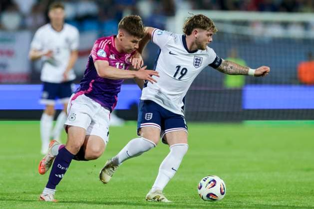 Lukas Ullrich (Germany) und Harvey Elliott (England) kaempfen um den Ball, UEFA European Under-21 Championship 2025 Group Stage, England v Germany, Nitra Stadium am 18. June 2025 in Neutra, Slowakei. (Foto von Marco Steinbrenner DeFodi Images) Lukas Ullrich (Germany) und Harvey Elliott (England) battle for the ball, UEFA European Under-21 Championship 2025 Group Stage, England v Germany, Nitra Stadium, June 18, 2025 in Nitra, Slovakia. (Photo by Marco Steinbrenner DeFodi Images)
