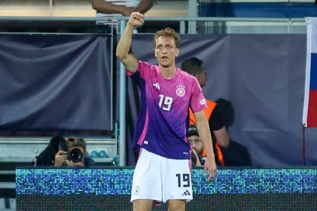 Nelson Weiper (Germany) bejubelt seinen Treffer zum 0:2, UEFA European Under-21 Championship 2025 Group Stage, England v Germany, Nitra Stadium am 18. June 2025 in Neutra, Slowakei. (Foto von Marco Steinbrenner DeFodi Images) Nelson Weiper (Germany) celebrates after scoring his teams second goal, UEFA European Under-21 Championship 2025 Group Stage, England v Germany, Nitra Stadium, June 18, 2025 in Nitra, Slovakia. (Photo by Marco Steinbrenner DeFodi Images)
