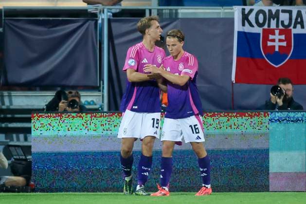 Nelson Weiper (Germany) bejubelt seinen Treffer zum 0:2 mit Caspar Jander (Germany), UEFA European Under-21 Championship 2025 Group Stage, England v Germany, Nitra Stadium am 18. June 2025 in Neutra, Slowakei. (Foto von Marco Steinbrenner DeFodi Images) Nelson Weiper (Germany) celebrates after scoring his teams second goal with Caspar Jander (Germany), UEFA European Under-21 Championship 2025 Group Stage, England v Germany, Nitra Stadium, June 18, 2025 in Nitra, Slovakia. (Photo by Marco Steinbrenner DeFodi Images)