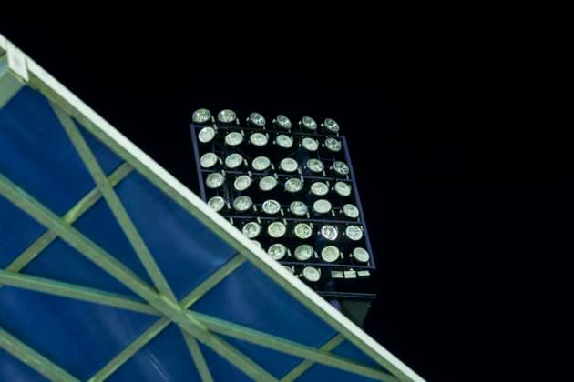 Sport Bilder des Tages An einem Flutlichtmast sind in der Nachspielzeit der ersten Halbzeit die Lichter ausgegangen und das Spiel muss unterbrochen werden, UEFA European Under-21 Championship 2025 Group Stage, England v Germany, Nitra Stadium am 18. June 2025 in Neutra, Slowakei. (Foto von Marco Steinbrenner DeFodi Images) The lights went out on a floodlight mast in injury time of the first half and the game had to be interrupted, UEFA European Under-21 Championship 2025 Group Stage, England v Germany, Nitra Stadium, June 18, 2025 in Nitra, Slovakia. (Photo by Marco Steinbrenner DeFodi Images)