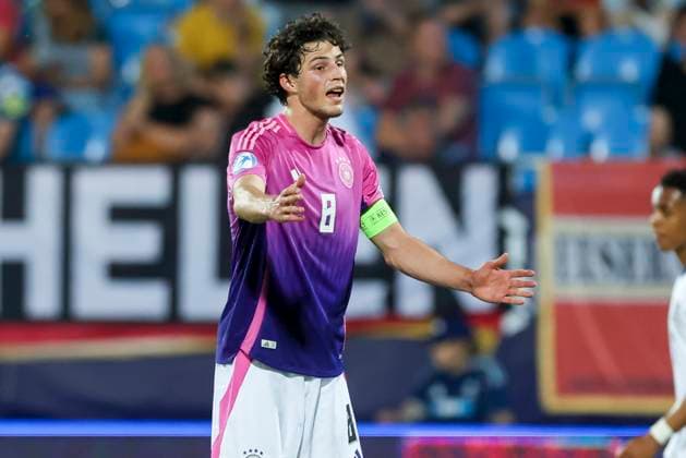 Merlin Roehl (Germany) gestikuliert, UEFA European Under-21 Championship 2025 Group Stage, England v Germany, Nitra Stadium am 18. June 2025 in Neutra, Slowakei. (Foto von Marco Steinbrenner DeFodi Images) Merlin Roehl (Germany) gestures, UEFA European Under-21 Championship 2025 Group Stage, England v Germany, Nitra Stadium, June 18, 2025 in Nitra, Slovakia. (Photo by Marco Steinbrenner DeFodi Images)