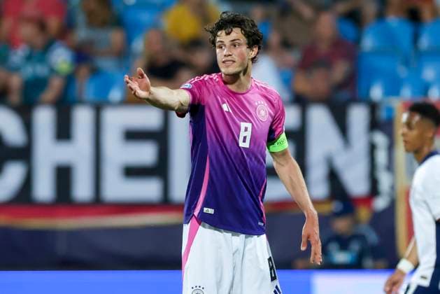 Merlin Roehl (Germany) gestikuliert, UEFA European Under-21 Championship 2025 Group Stage, England v Germany, Nitra Stadium am 18. June 2025 in Neutra, Slowakei. (Foto von Marco Steinbrenner DeFodi Images) Merlin Roehl (Germany) gestures, UEFA European Under-21 Championship 2025 Group Stage, England v Germany, Nitra Stadium, June 18, 2025 in Nitra, Slovakia. (Photo by Marco Steinbrenner DeFodi Images)