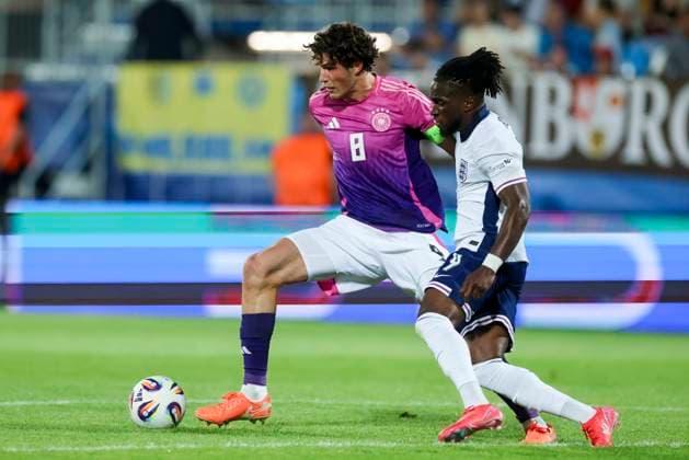 Merlin Roehl (Germany) und Jonathan Rowe (England) kaempfen um den Ball, UEFA European Under-21 Championship 2025 Group Stage, England v Germany, Nitra Stadium am 18. June 2025 in Neutra, Slowakei. (Foto von Marco Steinbrenner DeFodi Images) Merlin Roehl (Germany) und Jonathan Rowe (England) battle for the ball, UEFA European Under-21 Championship 2025 Group Stage, England v Germany, Nitra Stadium, June 18, 2025 in Nitra, Slovakia. (Photo by Marco Steinbrenner DeFodi Images)