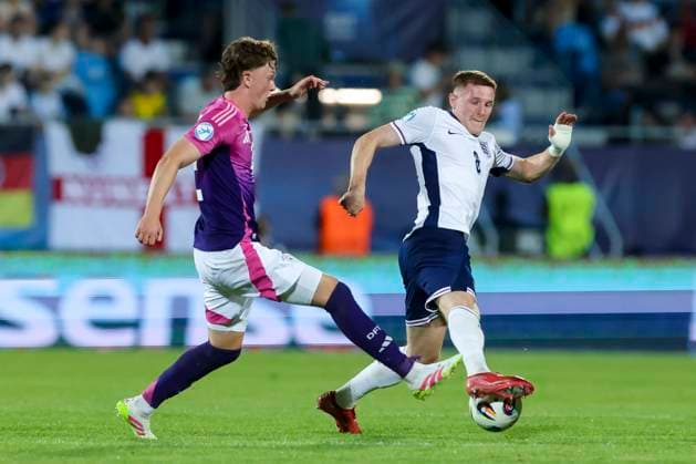 Paul Wanner (Germany) und Elliot Andersen (England) kaempfen um den Ball, UEFA European Under-21 Championship 2025 Group Stage, England v Germany, Nitra Stadium am 18. June 2025 in Neutra, Slowakei. (Foto von Marco Steinbrenner DeFodi Images) Paul Wanner (Germany) und Elliot Andersen (England) battle for the ball, UEFA European Under-21 Championship 2025 Group Stage, England v Germany, Nitra Stadium, June 18, 2025 in Nitra, Slovakia. (Photo by Marco Steinbrenner DeFodi Images)