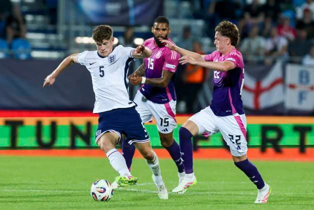 Charlie Cresswell (England) und Paul Wanner (Germany) kaempfen um den Ball, UEFA European Under-21 Championship 2025 Group Stage, England v Germany, Nitra Stadium am 18. June 2025 in Neutra, Slowakei. (Foto von Marco Steinbrenner DeFodi Images) Charlie Cresswell (England) und Paul Wanner (Germany) battle for the ball, UEFA European Under-21 Championship 2025 Group Stage, England v Germany, Nitra Stadium, June 18, 2025 in Nitra, Slovakia. (Photo by Marco Steinbrenner DeFodi Images)