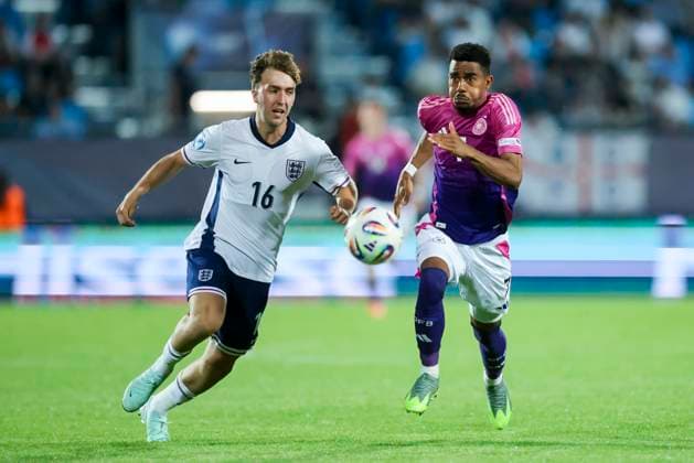 Jack Hinshelwood (England) und Ansgar Knauff (Germany) kaempfen um den Ball, UEFA European Under-21 Championship 2025 Group Stage, England v Germany, Nitra Stadium am 18. June 2025 in Neutra, Slowakei. (Foto von Marco Steinbrenner DeFodi Images) Jack Hinshelwood (England) und Ansgar Knauff (Germany) battle for the ball, UEFA European Under-21 Championship 2025 Group Stage, England v Germany, Nitra Stadium, June 18, 2025 in Nitra, Slovakia. (Photo by Marco Steinbrenner DeFodi Images)