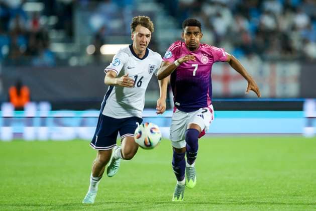 Jack Hinshelwood (England) und Ansgar Knauff (Germany) kaempfen um den Ball, UEFA European Under-21 Championship 2025 Group Stage, England v Germany, Nitra Stadium am 18. June 2025 in Neutra, Slowakei. (Foto von Marco Steinbrenner DeFodi Images) Jack Hinshelwood (England) und Ansgar Knauff (Germany) battle for the ball, UEFA European Under-21 Championship 2025 Group Stage, England v Germany, Nitra Stadium, June 18, 2025 in Nitra, Slovakia. (Photo by Marco Steinbrenner DeFodi Images)
