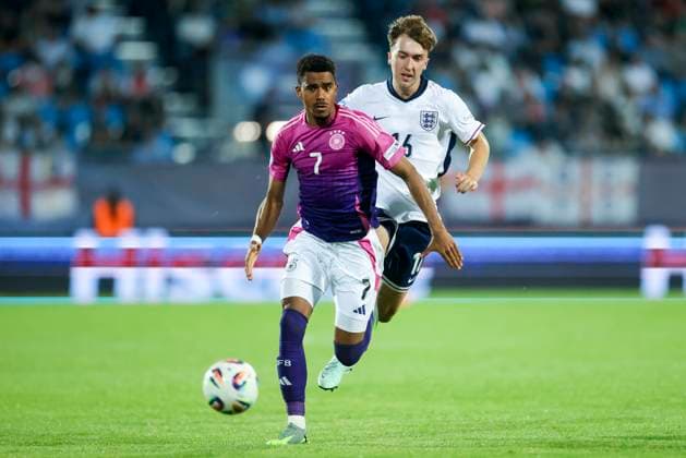 Ansgar Knauff (Germany) und Jack Hinshelwood (England) kaempfen um den Ball, UEFA European Under-21 Championship 2025 Group Stage, England v Germany, Nitra Stadium am 18. June 2025 in Neutra, Slowakei. (Foto von Marco Steinbrenner DeFodi Images) Ansgar Knauff (Germany) und Jack Hinshelwood (England) battle for the ball, UEFA European Under-21 Championship 2025 Group Stage, England v Germany, Nitra Stadium, June 18, 2025 in Nitra, Slovakia. (Photo by Marco Steinbrenner DeFodi Images)