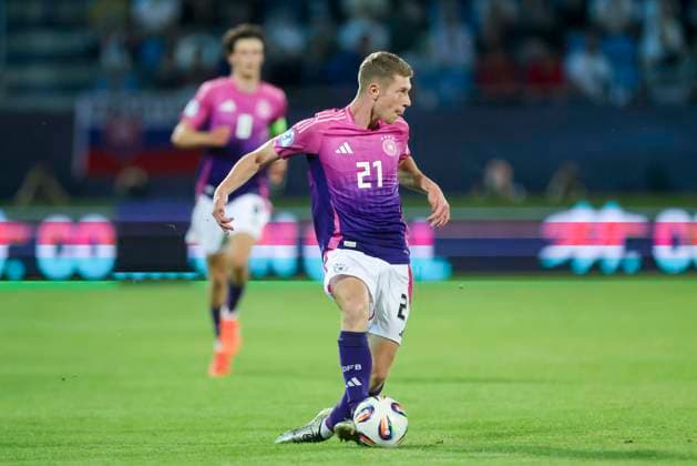 Elias Baum (Germany) kontrolliert den Ball, UEFA European Under-21 Championship 2025 Group Stage, England v Germany, Nitra Stadium am 18. June 2025 in Neutra, Slowakei. (Foto von Marco Steinbrenner DeFodi Images) Elias Baum (Germany) controls the ball, UEFA European Under-21 Championship 2025 Group Stage, England v Germany, Nitra Stadium, June 18, 2025 in Nitra, Slovakia. (Photo by Marco Steinbrenner DeFodi Images)