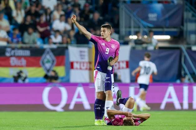 Nicolo Tresoldi (Germany) behandelt den mit einem Krampf auf dem Rasen liegenden Nelson Weiper (Germany), UEFA European Under-21 Championship 2025 Group Stage, England v Germany, Nitra Stadium am 18. June 2025 in Neutra, Slowakei. (Foto von Marco Steinbrenner DeFodi Images) Nicolo Tresoldi (Germany) treats Nelson Weiper (Germany), who is lying on the turf with a cramp, UEFA European Under-21 Championship 2025 Group Stage, England v Germany, Nitra Stadium, June 18, 2025 in Nitra, Slovakia. (Photo by Marco Steinbrenner DeFodi Images)