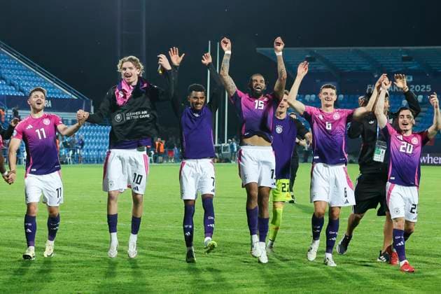 Jan Thielmann (Germany), Nick Woltemade (Germany)m Ansgar Knauff (Germany), Jamil Siebert (Germany), Eric Martel (Germany) und Paul Nebel (Germany) jubeln, UEFA European Under-21 Championship 2025 Group Stage, England v Germany, Nitra Stadium am 18. June 2025 in Neutra, Slowakei. (Foto von Marco Steinbrenner DeFodi Images) Jan Thielmann (Germany), Nick Woltemade (Germany)m Ansgar Knauff (Germany), Jamil Siebert (Germany), Eric Martel (Germany) und Paul Nebel (Germany) cheer, UEFA European Under-21 Championship 2025 Group Stage, England v Germany, Nitra Stadium, June 18, 2025 in Nitra, Slovakia. (Photo by Marco Steinbrenner DeFodi Images)