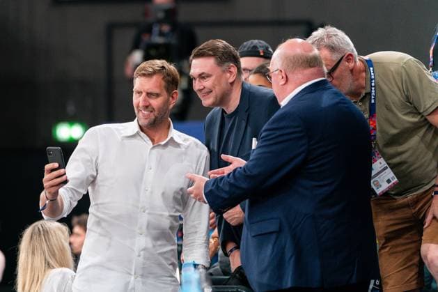 Dirk Nowitzki beim Selfie, GER, Deutschland vs. Schweden, Basketball, FIBA Womens EuroBasket 2025, Spieltag 1, 19.06.2025 GER, Deutschland vs. Schweden, Basketball, FIBA Womens EuroBasket 2025, Spieltag 1, 19.06.2025 Hamburg Copyright: xEibner-Pressefoto MaxxVincenx EP_MVN