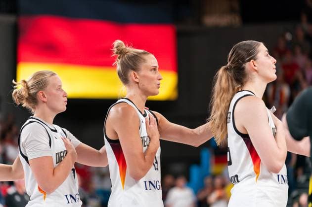 Sport Bilder des Tages Emma Elchmeyer (Deutschland, 09), Leonie Fiebich (Deutschland, 13) und Luisa Geiseloder (Deutschland, 15) waehrend der Nationalhymne vor dem Spiel, Hintergrund deutsche Flagge, GER, Deutschland vs. Schweden, Basketball, FIBA Womens EuroBasket 2025, Spieltag 1, 19.06.2025 GER, Deutschland vs. Schweden, Basketball, FIBA Womens EuroBasket 2025, Spieltag 1, 19.06.2025 Hamburg Copyright: xEibner-Pressefoto MaxxVincenx EP_MVN