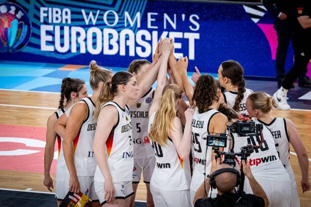 Basketball Hamburg 19.06.2025 FIBA Women™s Eurobasket 2025 Vorrunde Gruppe D Deutschland (GER) - Schweden(SWE) Team Deutchland bei der Nationalhymne Jessika Schiffer (Deutschland, No.55) Romy Bär (Deutschland, No.46) Clara Bielefeld (Deutschland, No.25) Emily Bessoir (Deutschland, No.22) Frida Bühner (Deutschland, No.20) Luisa Geiselsöder (Deutschland, No.15) Geiselsoder Leonie Fiebich (Deutschland, No.13) Emma Eichmeyer (Deutschland, No.09) Jennifer Crowder (Deutschland, No.07) Hilke Feldrappe (Deutschland, No.05) Alexandra Wilke (Deutschland, No.03) Alexis Peterson (Deutschland, No.01) Huddle