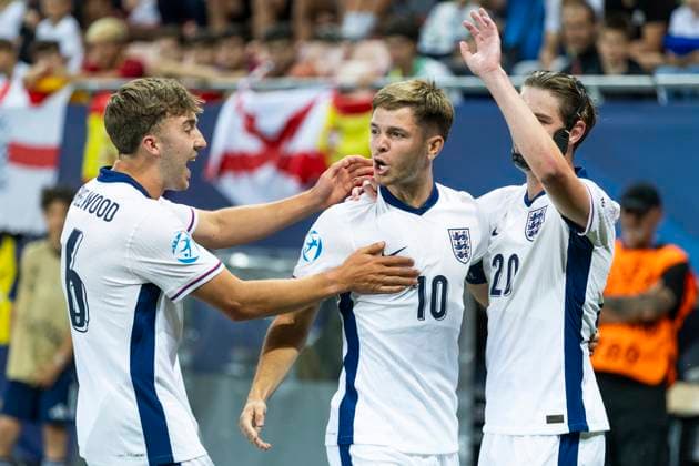 UEFA U21, U 21 Europameisterschaft, Viertelfinale: Spanien - England; 21.06.2025 Jack Hinshelwood (England, 16), James McAtee (England, 10) und Alex Scott (England, 20) jubeln bei der UEFA U21-Europameisterschaft im Viertelfinalspiel zwischen Spanien - England, am 21.06.2025, Anton Malatinsky Stadium, Trnava, Slowakei Copyright: xBEAUTIFULxSPORTS Meuselx