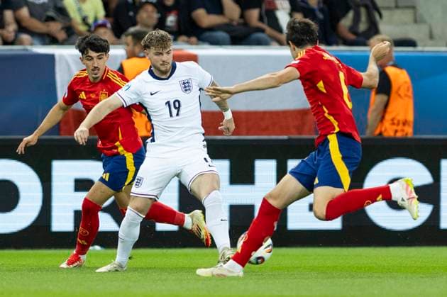 UEFA U21, U 21 Europameisterschaft, Viertelfinale: Spanien - England; 21.06.2025 Diego Lopez (Spanien, 7), Harvey Elliott (England, 19), Javi Guerra (Spanien, 6) , bei der UEFA U21-Europameisterschaft im Viertelfinalspiel zwischen Spanien - England, am 21.06.2025, Anton Malatinsky Stadium, Trnava, Slowakei Copyright: xBEAUTIFULxSPORTS Meuselx