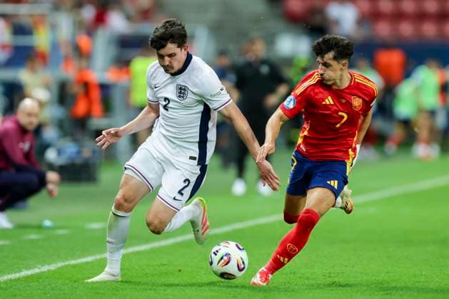 Tino Livramento (England) und Diego Lopez (Spain) kaempfen um den Ball, UEFA European Under-21 Championship 2025 Quarter-Final, Spain v England, Anton Malatinský Stadium am 21. June 2025 in Tyrnau, Slowakei. (Foto von Marco Steinbrenner DeFodi Images) Tino Livramento (England) und Diego Lopez (Spain) battle for the ball, UEFA European Under-21 Championship 2025 Quarter-Final, Spain v England, Anton Malatinský Stadium, June 21, 2025 in Trnava, Slovakia. (Photo by Marco Steinbrenner DeFodi Images)