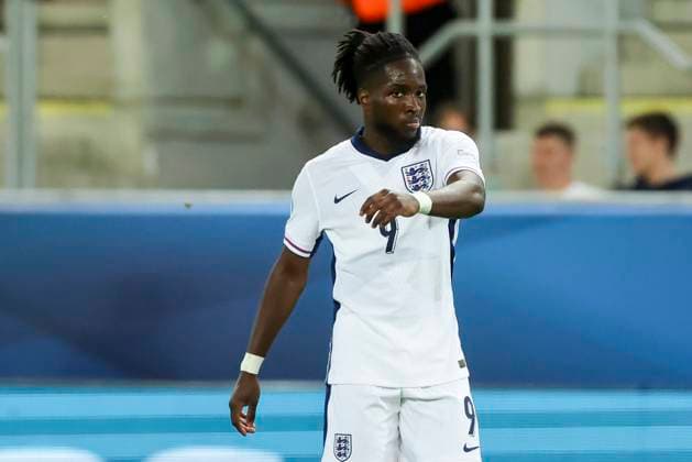 Jonathan Rowe (England) schaut enttaeuscht, UEFA European Under-21 Championship 2025 Quarter-Final, Spain v England, Anton Malatinský Stadium am 21. June 2025 in Tyrnau, Slowakei. (Foto von Marco Steinbrenner DeFodi Images) Jonathan Rowe (England) looks dejected, UEFA European Under-21 Championship 2025 Quarter-Final, Spain v England, Anton Malatinský Stadium, June 21, 2025 in Trnava, Slovakia. (Photo by Marco Steinbrenner DeFodi Images)